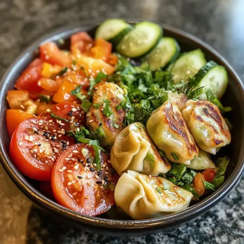 Teigtaschen-Salat Rezept Zutaten: - Teigtaschen - Grüner Salat - Karotten - Gurke - Koriander - Frühlingszwiebeln - Sojasauce - Sesamöl - Limettensaft - Erdnüsse Anleitung: 1. Teigtaschen nach Anleitung zubereiten. 2. Grüner Salat waschen und schneiden. 3. Karotten schälen und raspeln. 4. Gurke in Scheiben schneiden. 5. Koriander hacken. 6. Frühlingszwiebeln in Ringe schneiden. 7. Alle Zutaten in einer Schüssel vermengen. 8. Sojasauce, Sesamöl und Limettensaft hinzufügen. 9. Gut vermischen und mit Erdnüssen garnieren.