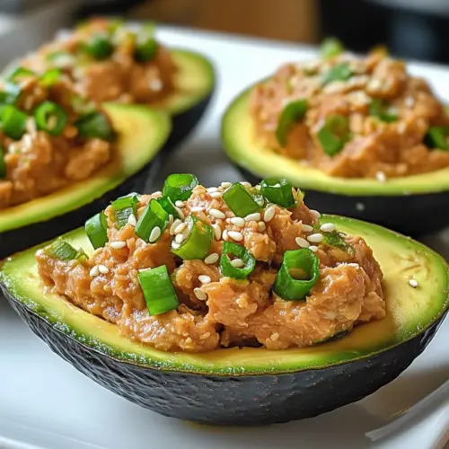 Scharfe Thunfisch gefüllte Avocados
